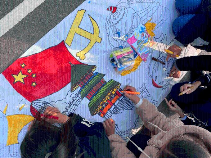 一楼业主霸占公共绿地 竟用铁栏杆圈起来修花园！